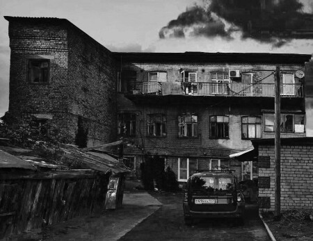 Двор старого дома с сараями