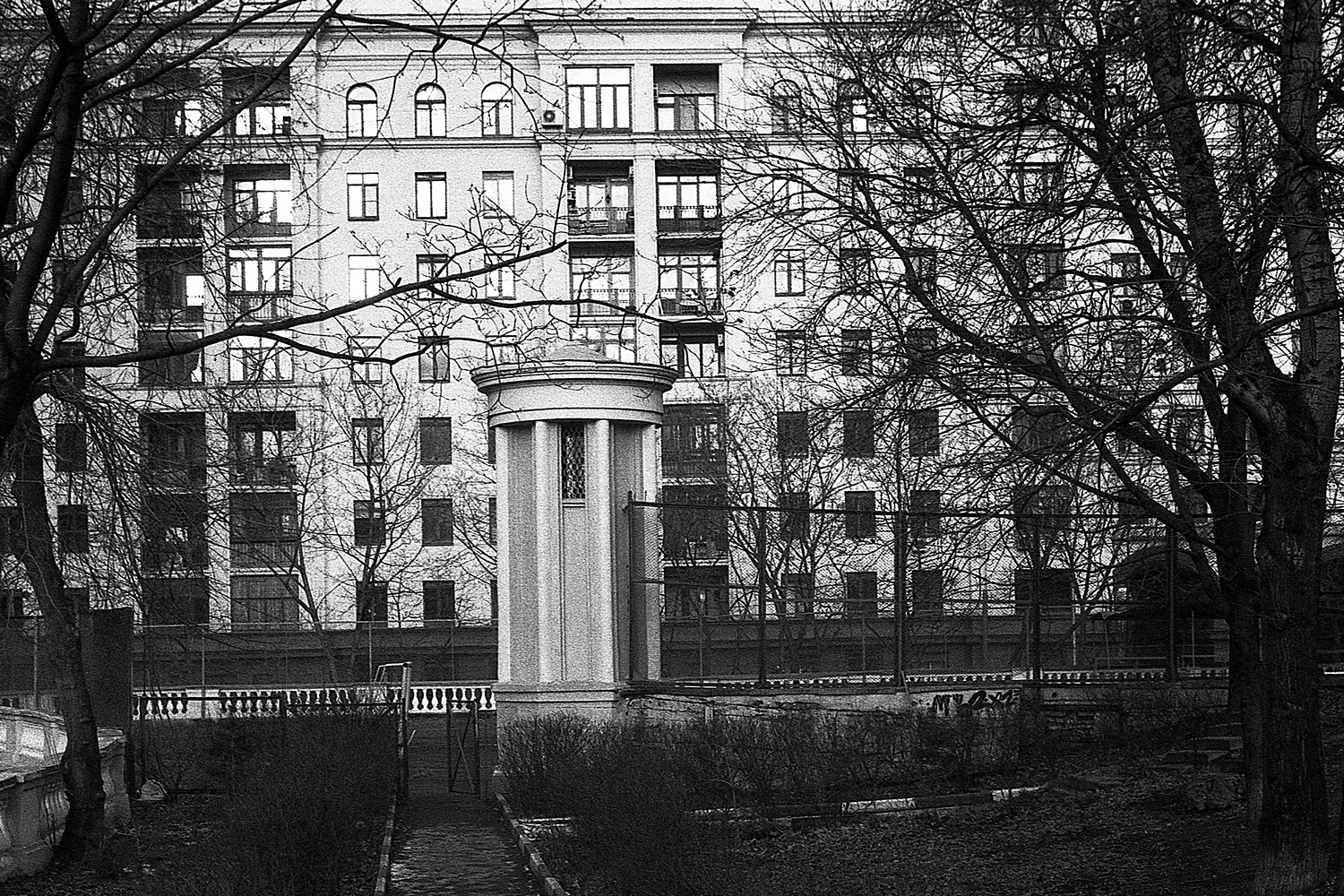 Во дворе высотки