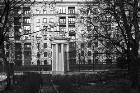 Во дворе высотки