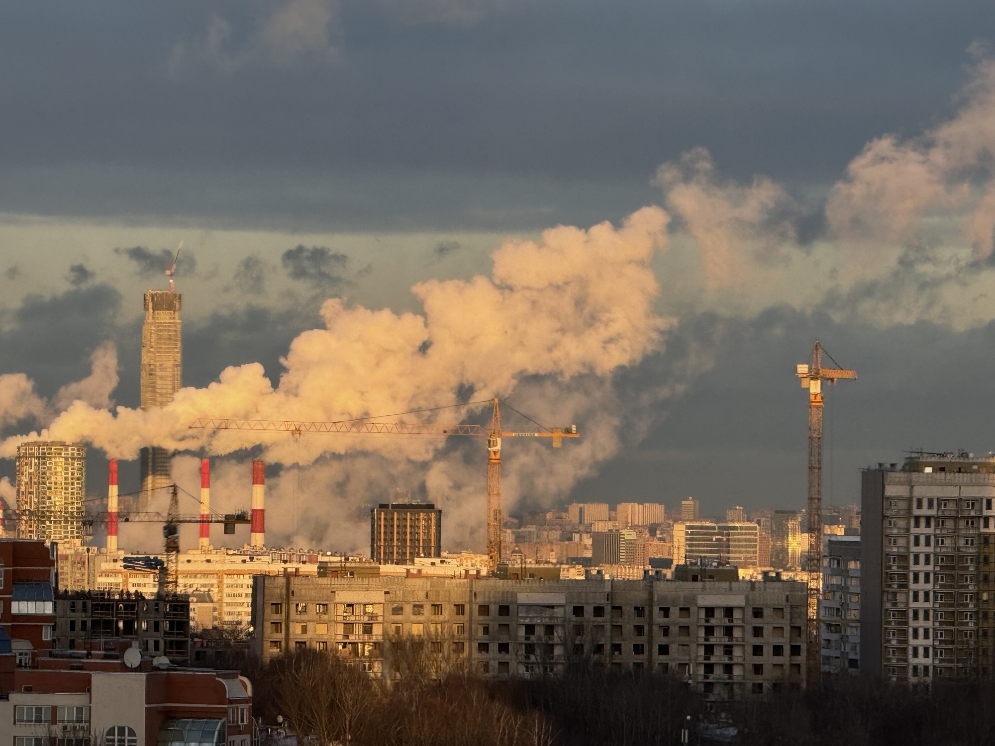 А из нашего окошка…(в вечерних лучах)