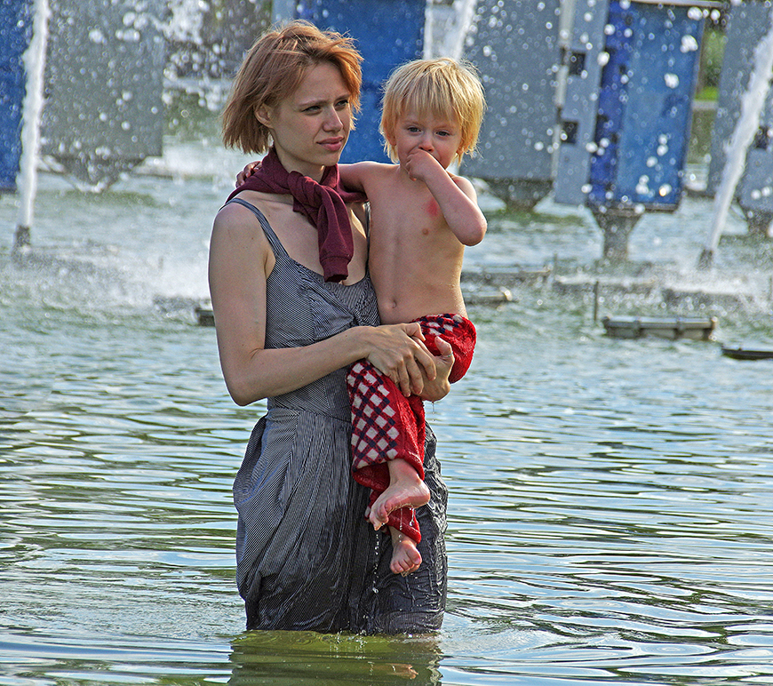 С мамой в фонтане