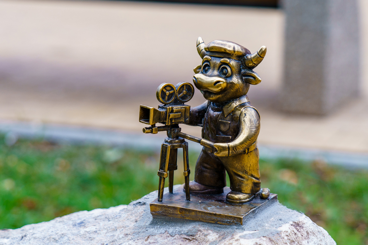 Бычёк-оператор, символ города Энгельс, сошедший с герба.