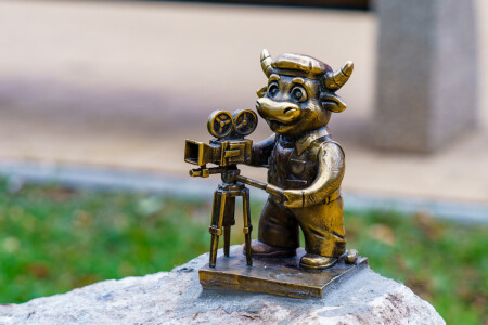 Бычёк-оператор, символ города Энгельс, сошедший с герба.