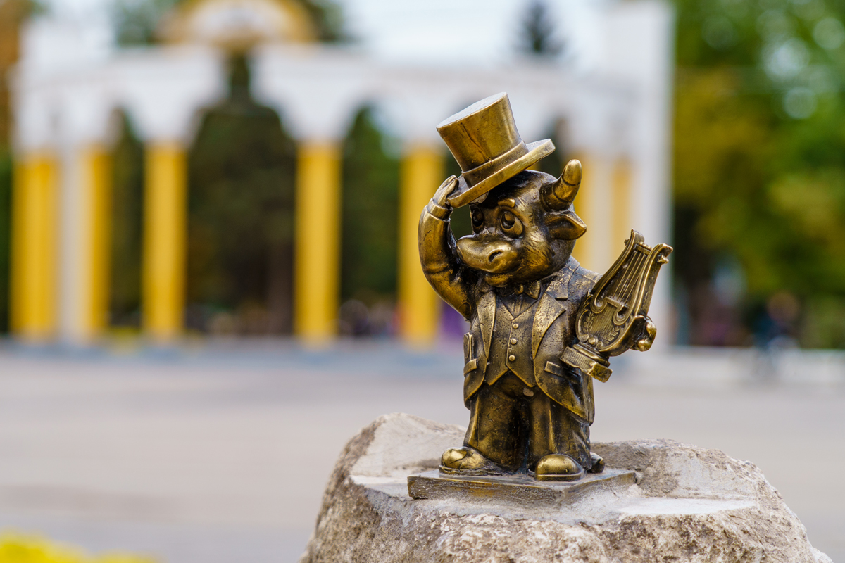 Бычёк-театрал, символ города Энгельс, сошедший с герба.