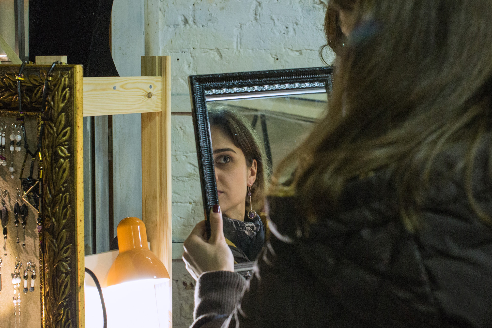 Девушка и серьга