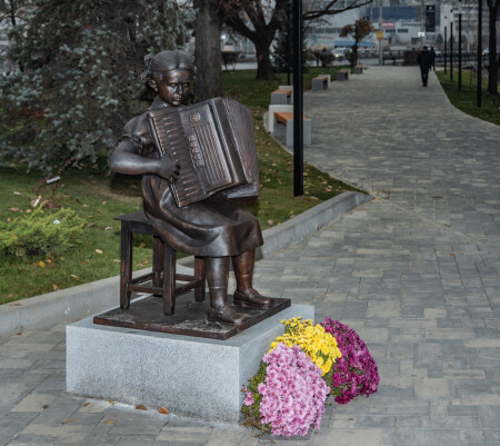 Девочка с аккордеоном