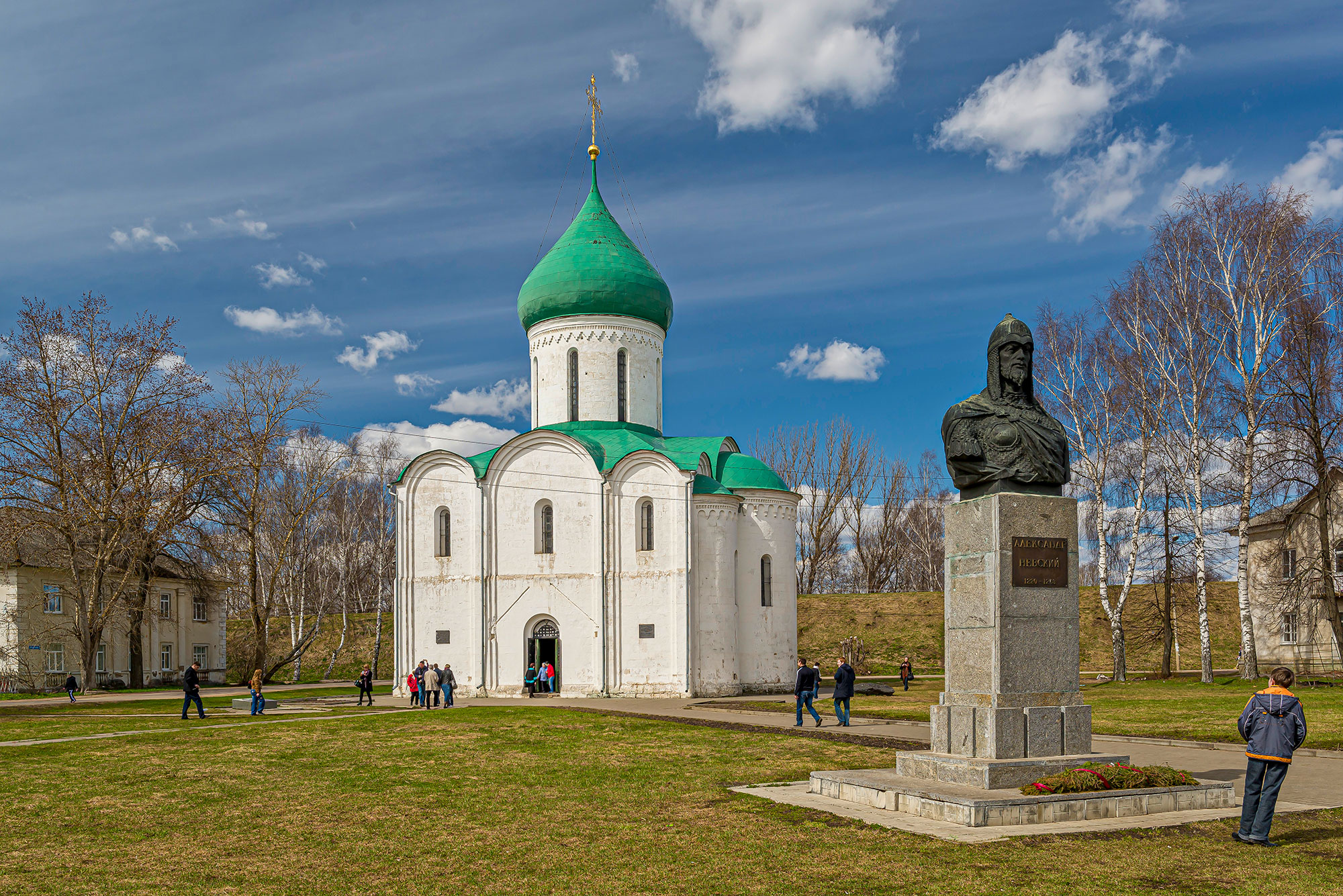 Спасо-Преображенский собор в Переславле-Залесском и памятник Александру Невскому