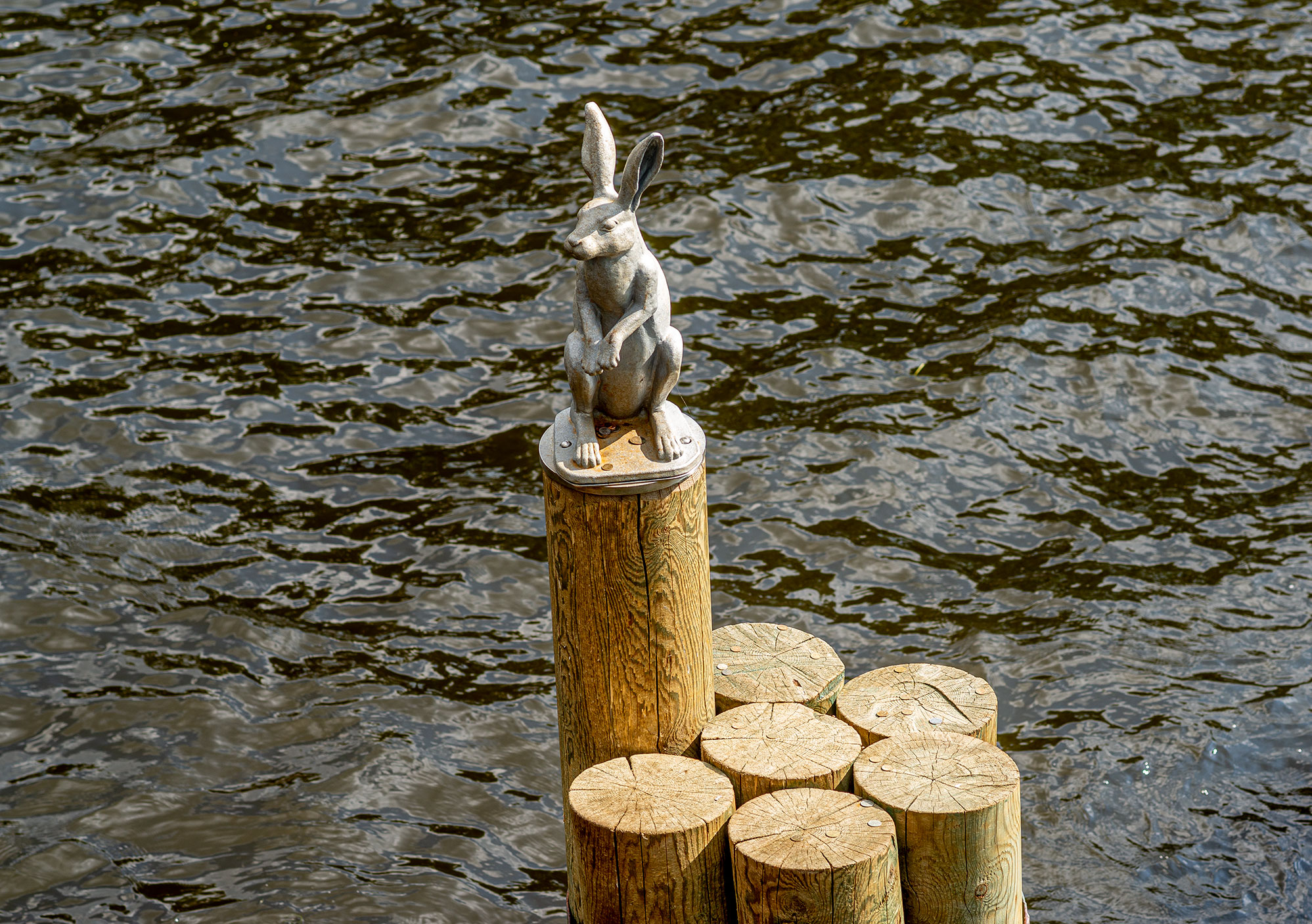 Памятник зайцу в Санкт-Петербурге в Петропавловской крепости