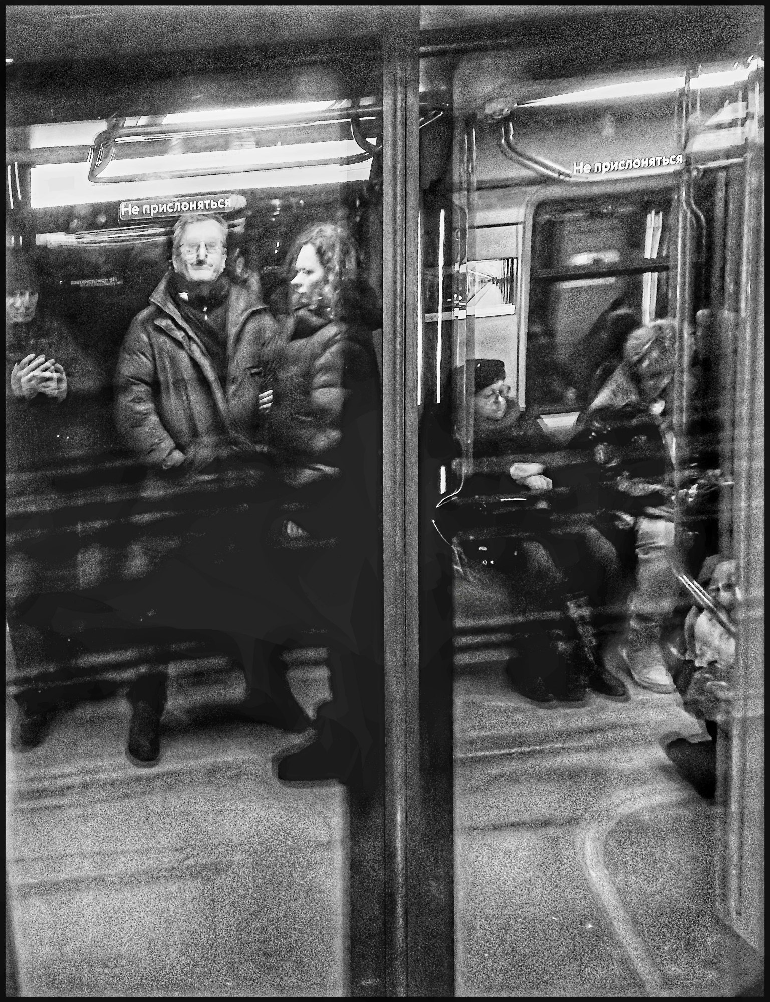 Двери закрываются.