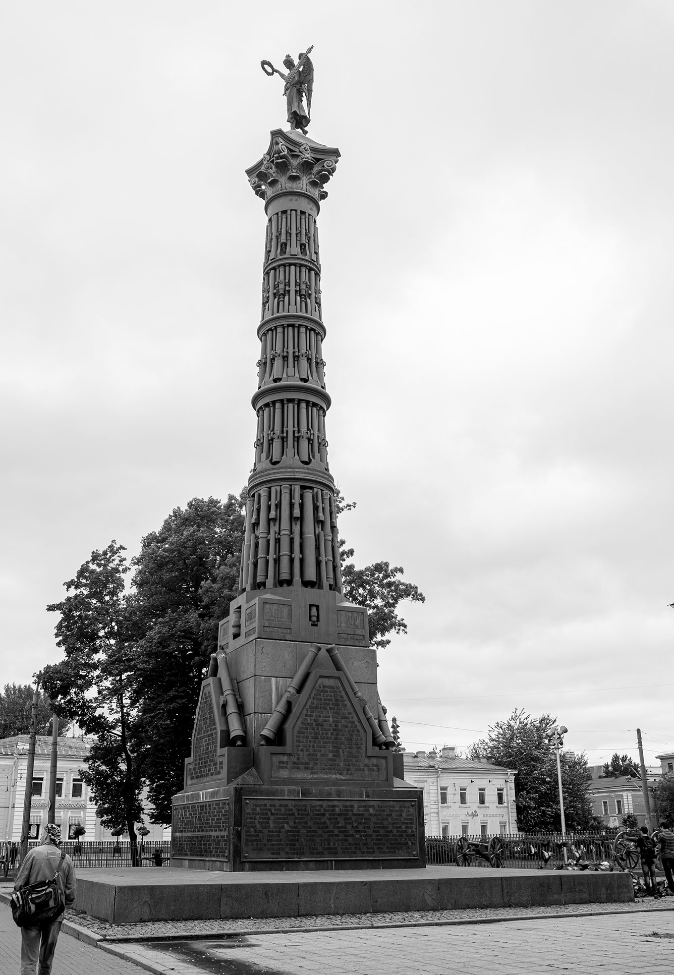Колонна Славы у Измайловского собора в Санкт-Петербурге