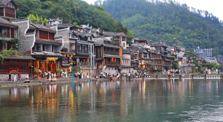 город у реки