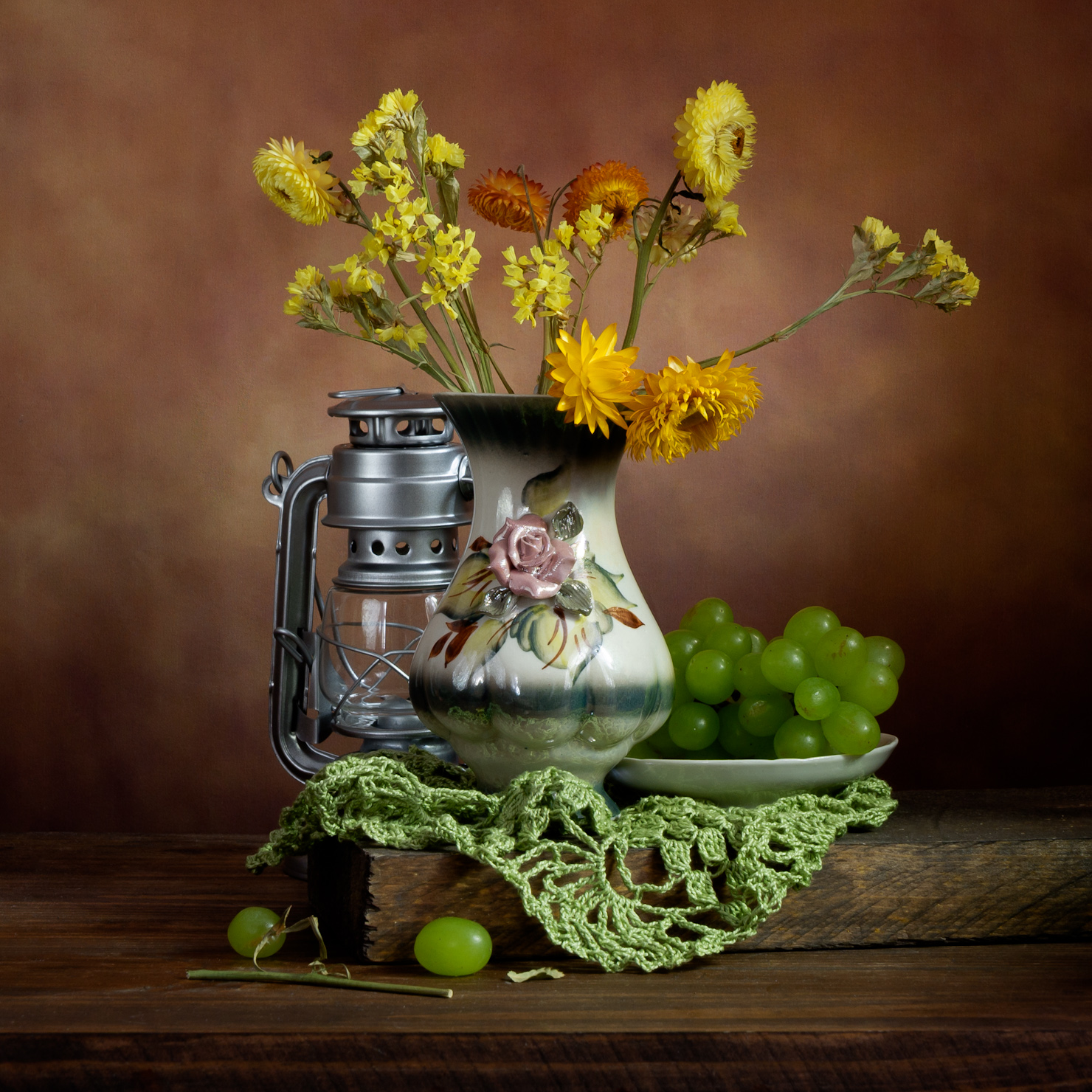 Натюрморт с сухоцветами и зелёным виноградом 