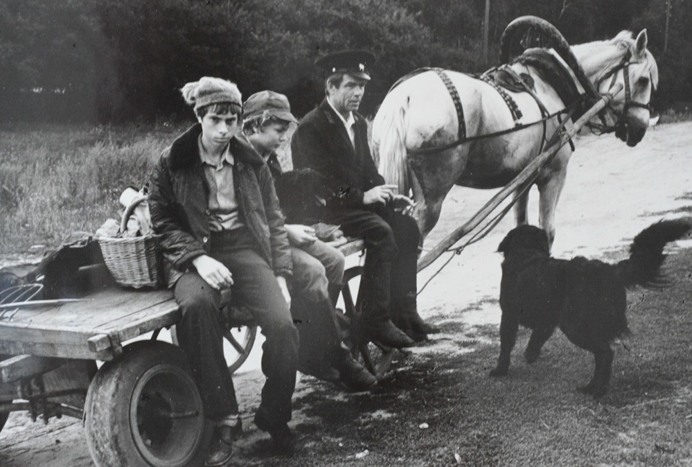 На работу- в поле...