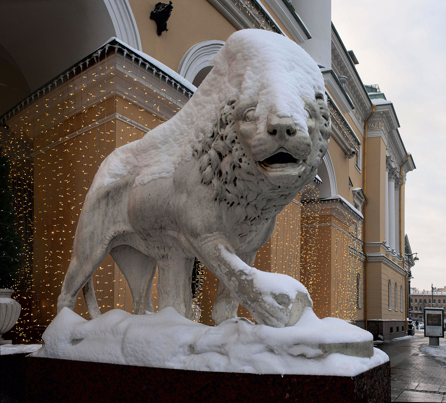 Лев у дома Лобанова-Ростовского