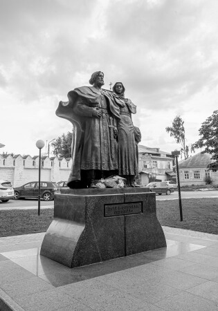 Памятник Петру и Февронии Муромским