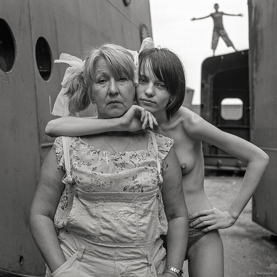 Алина и Настя. Кронштадт, 2004.