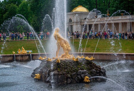 Фонтан «Самсон, раздирающий пасть льва» в Петергофе