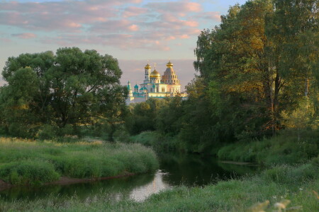 в Истре