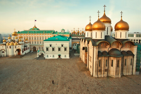 Один на Соборной площади Кремля