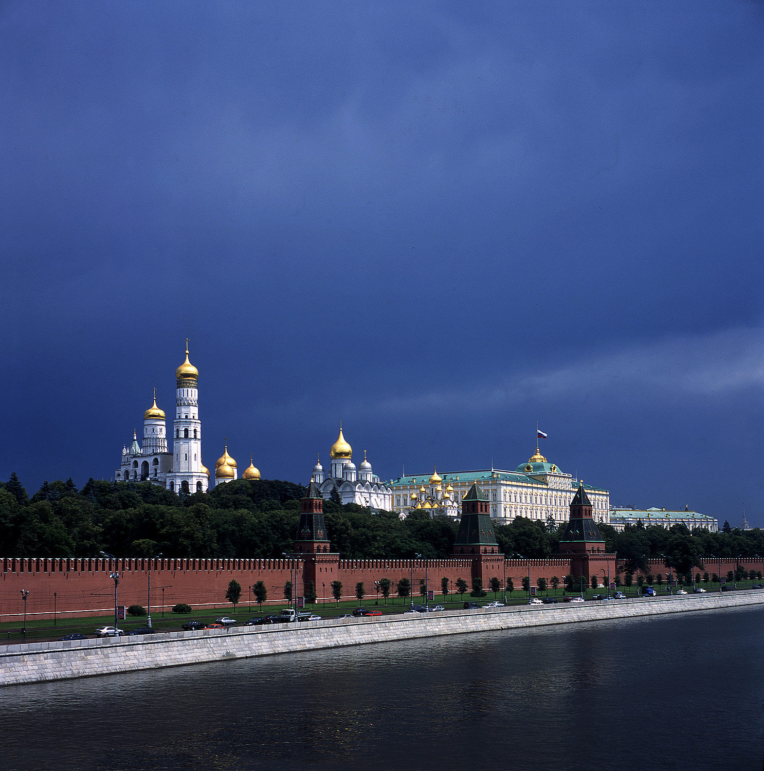 «Кремль перед грозой» раздел «Городской пейзаж». «Yashicamat 6x6 Fuji Provia»