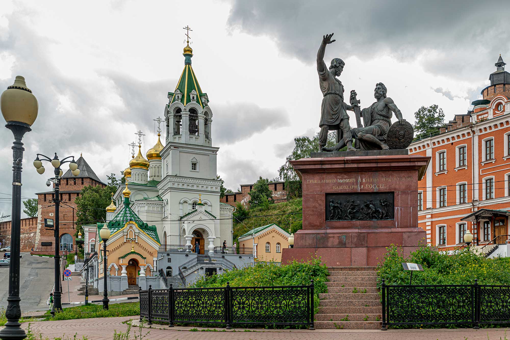 «Памятник Минину и Пожарскому в Нижнем Новгороде» раздел «Архитектура. Памятники. Интерьер, Городской пейзаж, Путешествия. Туризм». «Памятник Минину и Пожарскому в Нижнем Новгороде — уменьшенная копия московского монумента, установленного в 1818 году. 4 ноября 2005 года, в День народного единства, в Нижнем Новгороде открыли копию, выполненную скульптором Зурабом Церетели. iz.ru tonkosti.ru NNinTur.ru KupiBilet.ru Расположение: площадь Народного Единства, у стен Нижегородского кремля, рядом с церковью Рождества Иоанна Предтечи. Деревянный храм известен с XIV столетия. По одной из версий, на его паперти нижегородец Кузьма Минин обращался со своим воззванием к жителям города. iz.ru KupiBilet.ru Описание: фигуры из бронзы установлены на постаменте из красного гранита. Князь Дмитрий Пожарский сидит с щитом в одной руке и рукоятью меча в другой. На щите изображён лик Христа на плащанице. Рядом стоит Кузьма Минин, его рука также лежит на мече, он как будто вручает его Пожарскому. NNinTur.ru tourister.ru Надпись: «Гражданину Минину и князю Пожарскому благодарная Россия». Указание года установки отсутствует, поэтому текст заканчивается словом «Россия». dzen.ru iz.ru tourister.ru Отличия: памятник в Нижнем Новгороде на 5 сантиметров меньше оригинала и имеет другие надписи на пьедесталах. NNinTur.ru»