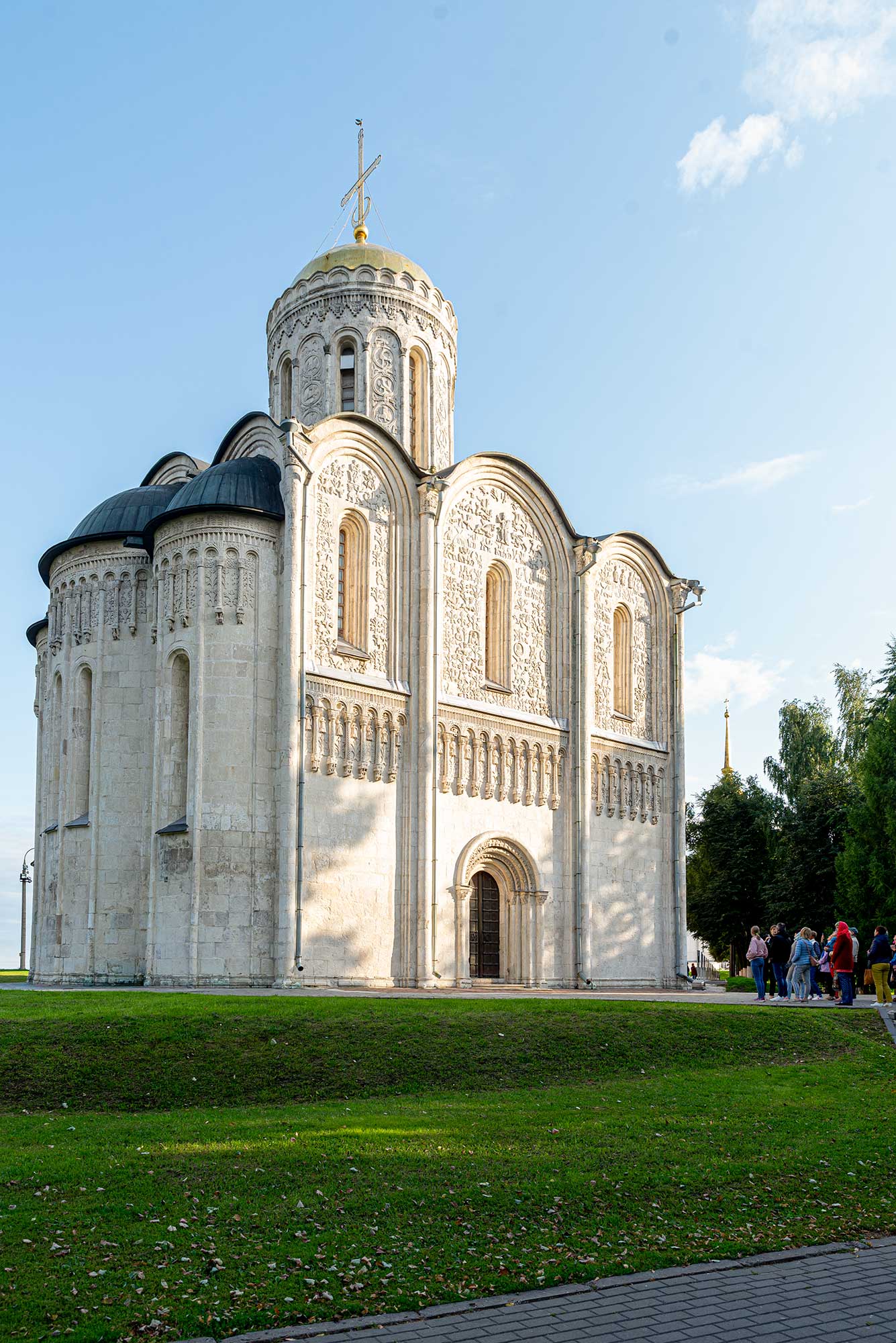 «Дмитриевский собор во Владимире, построенный в 1194–1197 годах» раздел «Архитектура. Памятники. Интерьер, Городской пейзаж, Путешествия. Туризм». «Дмитриевский собор во Владимире был построен в 1194–1197 годах по приказу князя Всеволода III Большое Гнездо. Храм возводился как домовая церковь великокняжеского дворца, который находился рядом. LivingHeritage.ru Sputnik8.com Некоторые факты о соборе: Освящён во имя святого мученика Дмитрия Солунского, которого Всеволод считал своим небесным покровителем. LivingHeritage.ru Предназначался исключительно для князя, его семьи и приближённых. LivingHeritage.ru Фасад покрывают всевозможные резные изображения: библейские сюжеты, причудливые птицы, растения и животные. LivingHeritage.ru После окончания строительства в собор поместили икону святого мученика Дмитрия и частицу его одежды, принесённую в дар Всеволоду из города Фессалоники от гроба святого. LivingHeritage.ru Собор был действующим до 1918 года, позже — передан музею. LivingHeritage.ru В 1992 году включён в список памятников Всемирного наследия ЮНЕСКО. azbyka.ru Архитектурные особенности: одноглавый, четырёхстолпный, трёхапсидный храм. azbyka.ru ru.wikipedia.org Размеры: ширина — 14,8 м, общая длина — 19,4 м; наружная высота по закомарам — 17,3 м, по куполу — 29,6 м; диаметр барабана — 6,8 м. ru.wikipedia.org Главная особенность: уникальная белокаменная резьба, покрывающая фасады — более 1000 резных камней с изображениями святых, животных, фантастических существ и растительных. putevka.com»