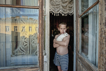 Виктор и белый кролик. Литейный проспект, С-Пб., 2011.