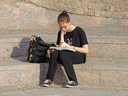 Девушка и книга