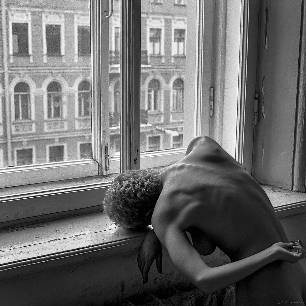 Алена у окна. С-Пб., 2005.