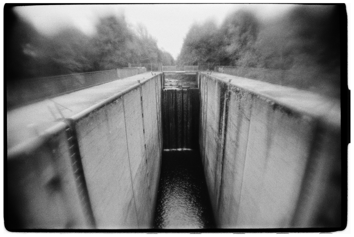 Вода падает