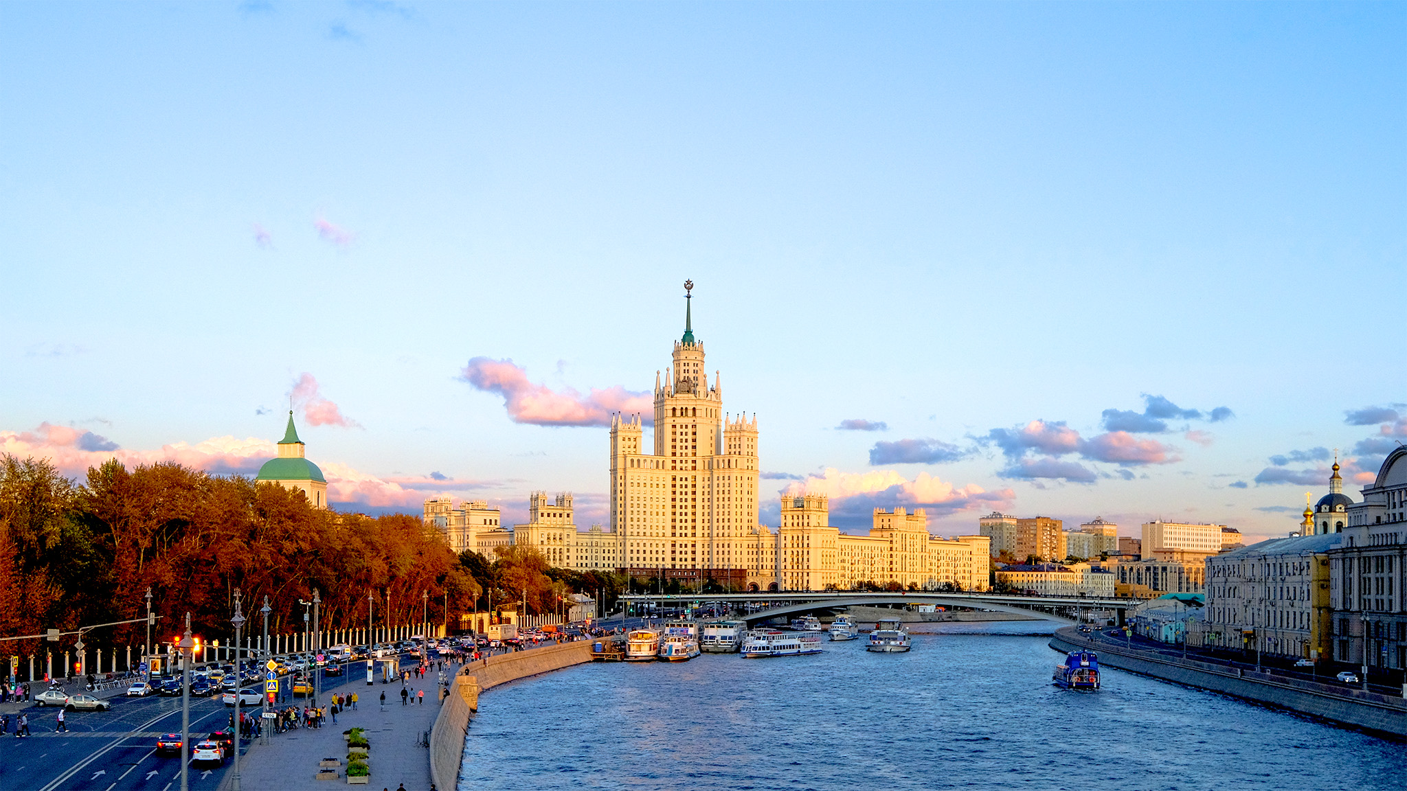 Москва. Вид с Зарядья на высотку на Котельнической