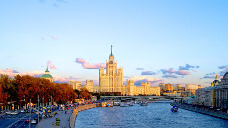 Москва. Вид с Зарядья на высотку на Котельнической