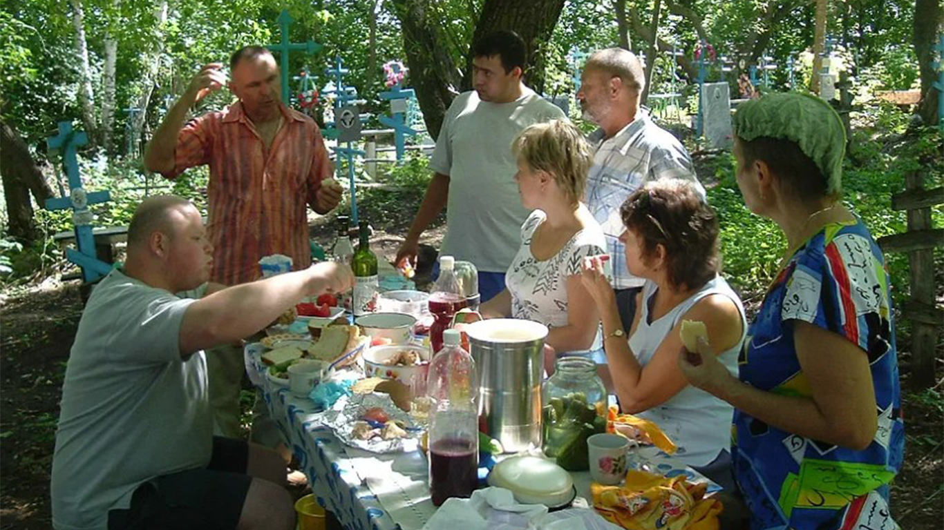 «ПАМЯТЬ» раздел «Репортаж». «Тут покоятся наш отец и родственники по отцовой линии. "Два чувства дивно бли́зки нам.В них обретает сердце пищу:Любовь к родному пепелищу,Любовь к отеческим гробам.На них основано от века,По воле Бога Самого́,Самостоянье человека,Залог величия его.Животворящая святыня!Без них душа была б пуста.Без них наш тесный мир — пустыня,Душа — алтарь без божества".А.С. Пушкин. Октябрь 1830»