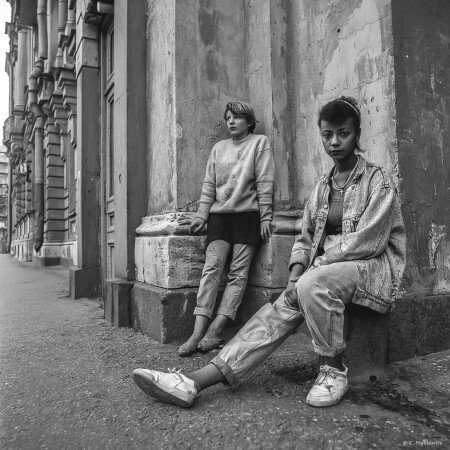 Девочки на Моховой улице. С-Пб., май 1992.