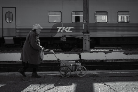 Вагон и маленькая тележка.