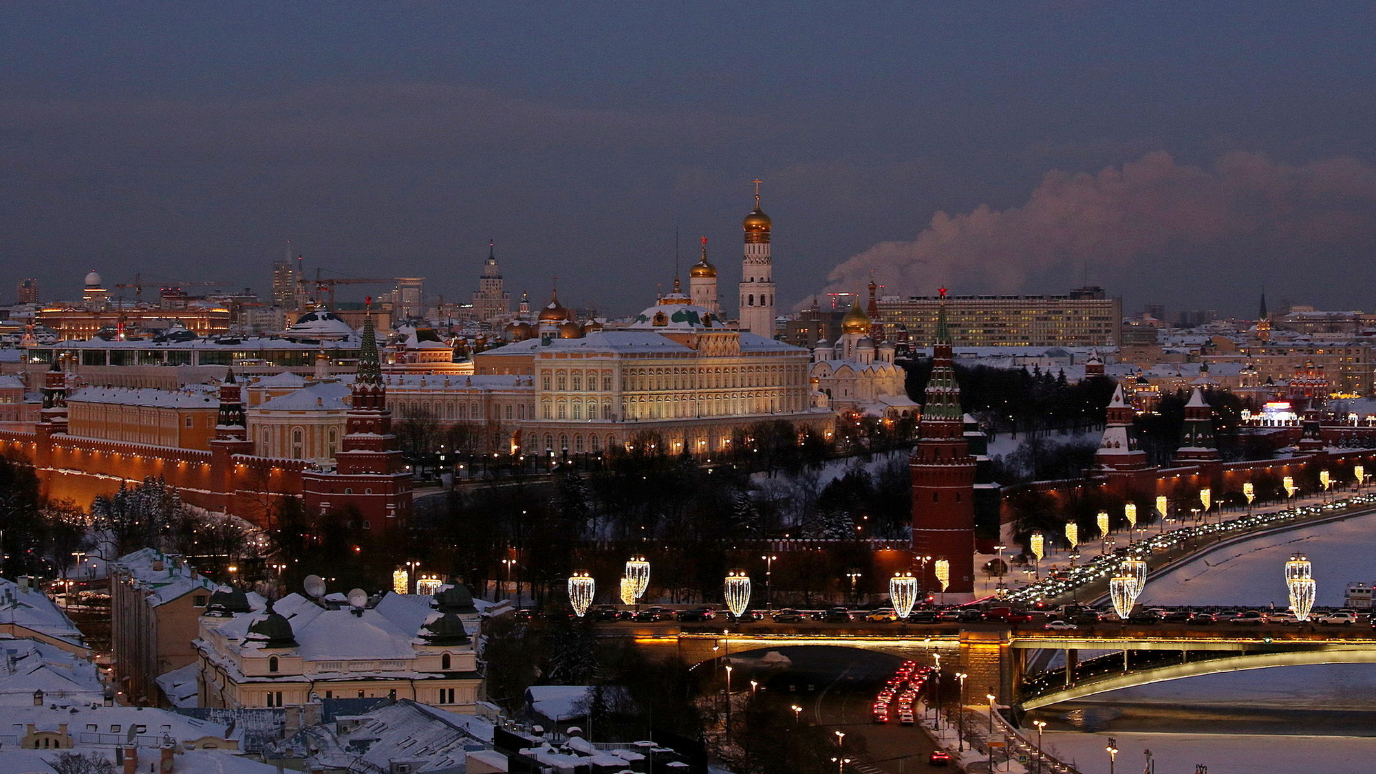 «Вечерняя Москва. Дубль 3» раздел «Архитектура. Памятники. Интерьер, Городской пейзаж». «Решил выложить в клуб три фото, сделанных примерно с одной точки в один день, но в разное время.Надеюсь, что начинающим это немного поможет понять, как может отличатся картинка в зависимости от времени съёмки.Все Фото сделаны со смотровой площадки Храма Христа Спасителя. Итак фото № 3 - синий час, красивое время, когда городское освещение уже есть, а небо ещё не ночное чёрное, а синее.»