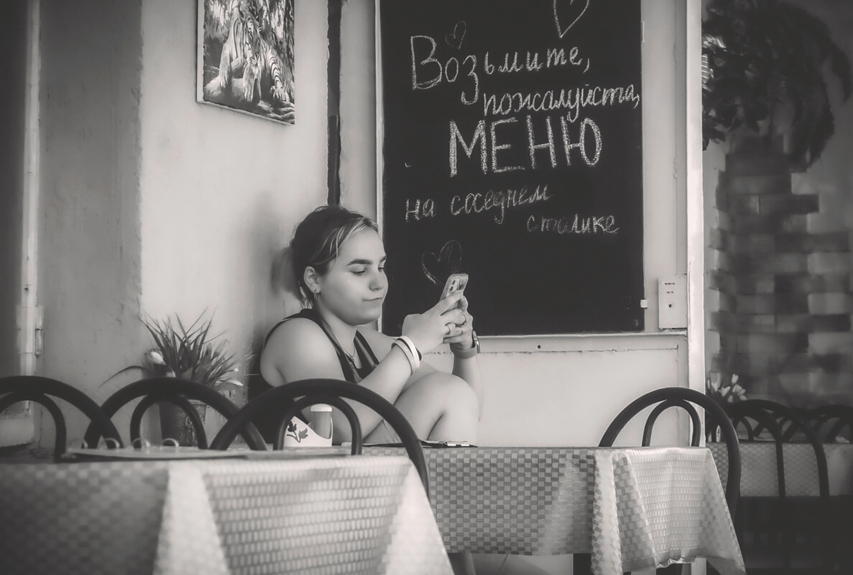 Возьмите, пожалуйста, меню на соседнем столике