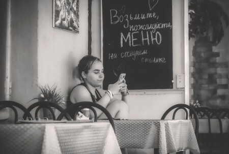 Возьмите, пожалуйста, меню на соседнем столике
