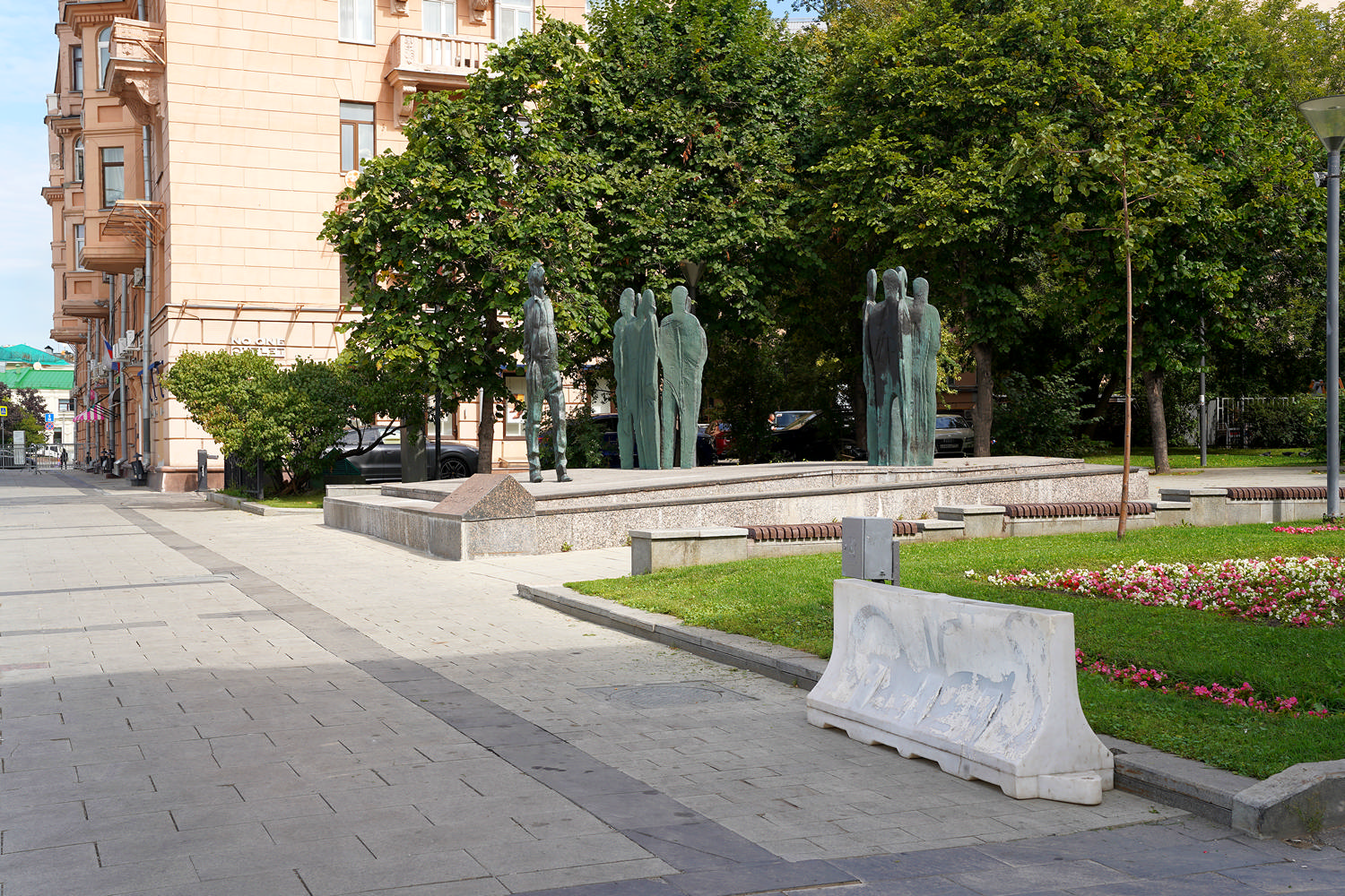 «И. Бродский» раздел «Архитектура. Памятники. Интерьер». «Памятник Иосифу Бродскому был открыт 31 мая 2011 года на Новинском бульваре, почти напротив американского посольства. Авторы монумента — скульптор Г. Франгулян и архитектор С. Скуратов. Скульптор работал над памятником 7 лет и создал его на собственные средства и сделал личный подарок городу. Август 2024.»