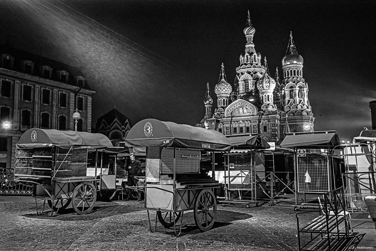 Сувенирные ларьки у Спаса на Крови. С-Пб., 2002.