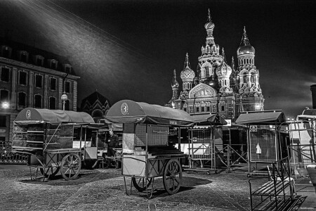 Сувенирные ларьки у Спаса на Крови. С-Пб., 2002.