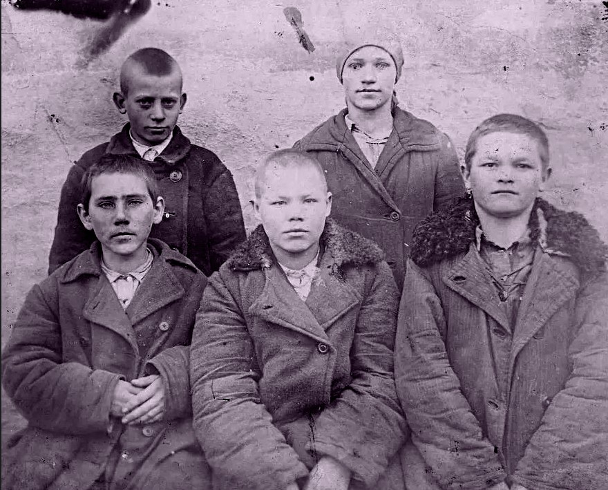 1942 год. Завтра на войну.... В середине Андрей Васильевич Андреев будущий мой отец.