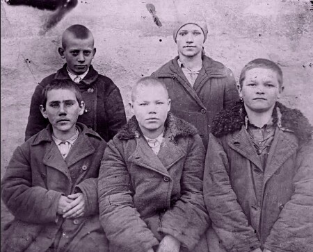 1942 год. Завтра на войну.... В середине Андрей Васильевич Андреев будущий мой отец.