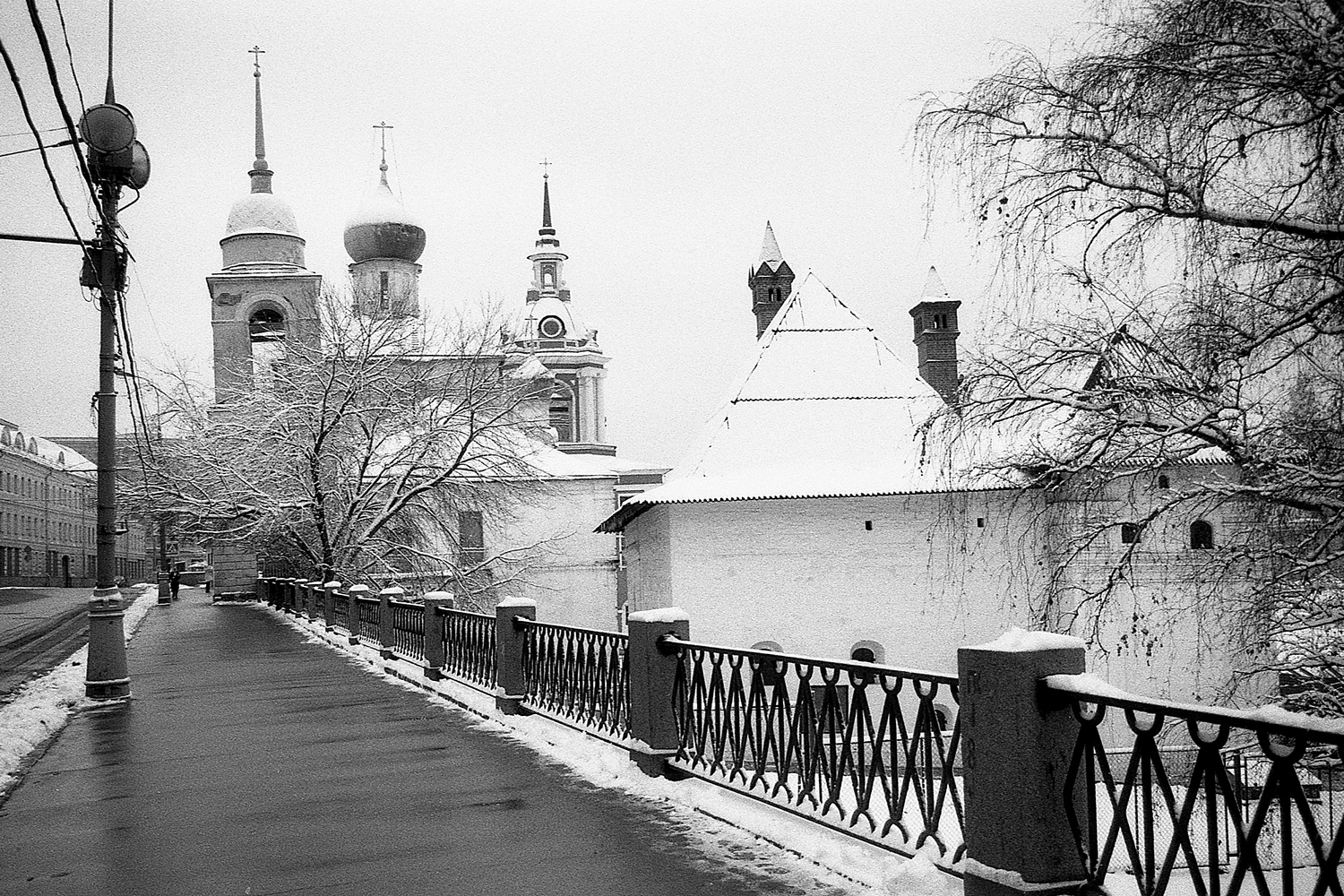 «Варварка» раздел «Архитектура. Памятники. Интерьер». «Церковь Максима Блаженного на Варварке и Старый Английский двор в Москве. Январь 2012. MINOLTA A807 si; AF ZOOM 28-80mm 1:4(22)-5.6; MARUMI Water Proof Coal UV; LUCKY SHD 100; Фотопроект.»