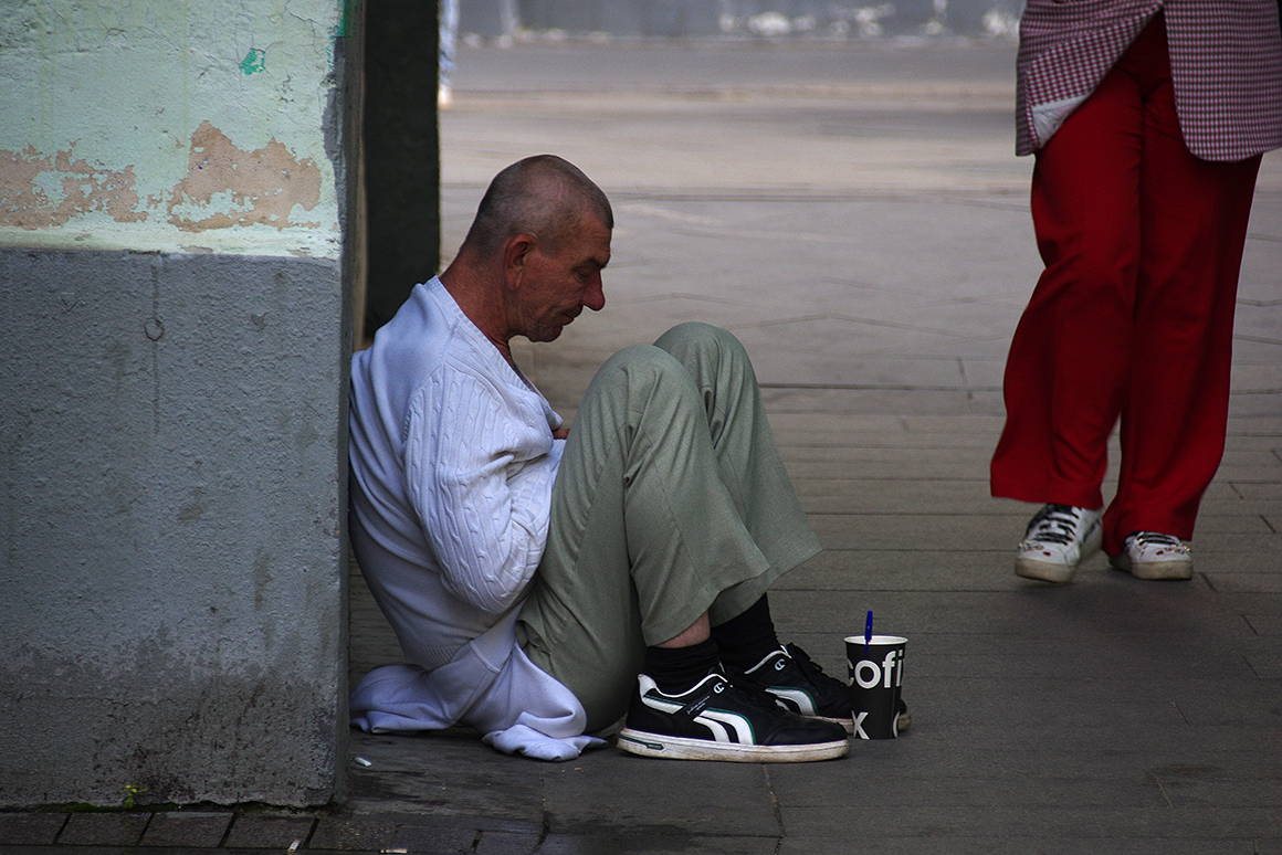 В подворотне