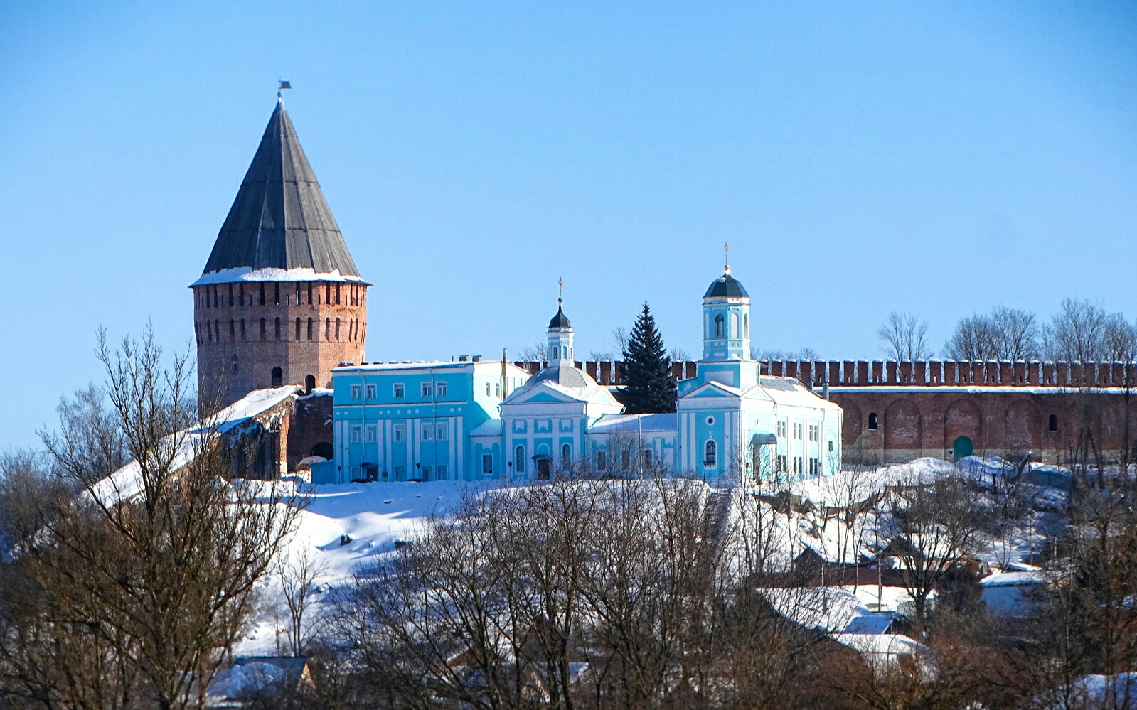 Смоленск. раздел Городской пейзаж. Смоленск, вид на башню Крепостной Стены "Веселуха" и Смоленскую православную духовную семинарию с Крестовоздвиженского моста, 18.02.2026