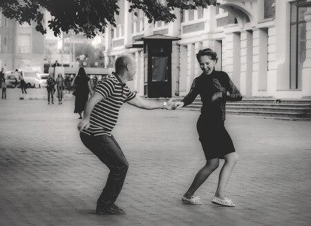 Уличный твист (чб)