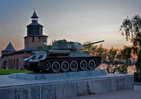 Танк-памятник в Нижегородском Кремле