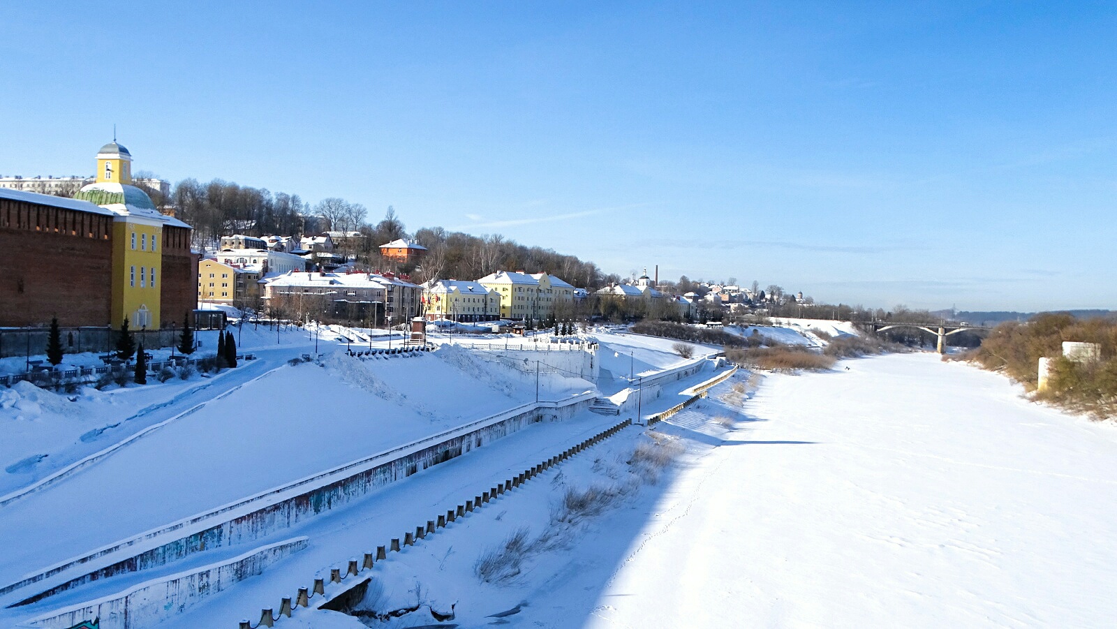 «Смоленск» раздел «Городской пейзаж». «Смоленск, вид на р.Днепр, фрагмент Крепостной Стены и набережную с Успенского моста, 23.02.2026»