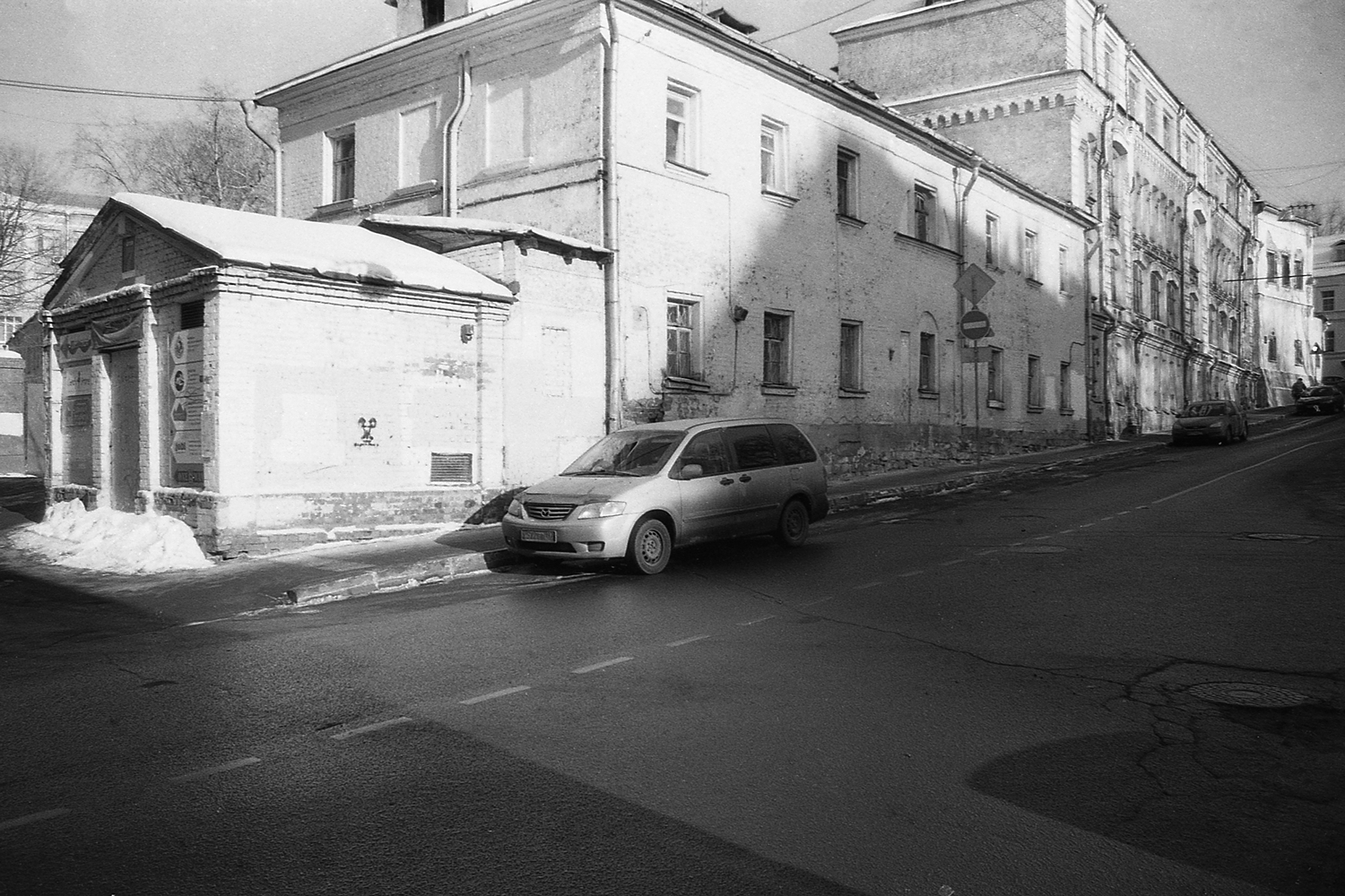 «Хохловский переулок» раздел «Архитектура. Памятники. Интерьер». «Жилой дом служителей Московского архива Коллегии иностранных дел в Хитровском переулке в Москве. Февраль 2012. PENTAX MZ-M; COSINA 28-80mm 1:3.5-5.6 MC MACRO; СВЕМА ФН 64; Стандартный №2.»